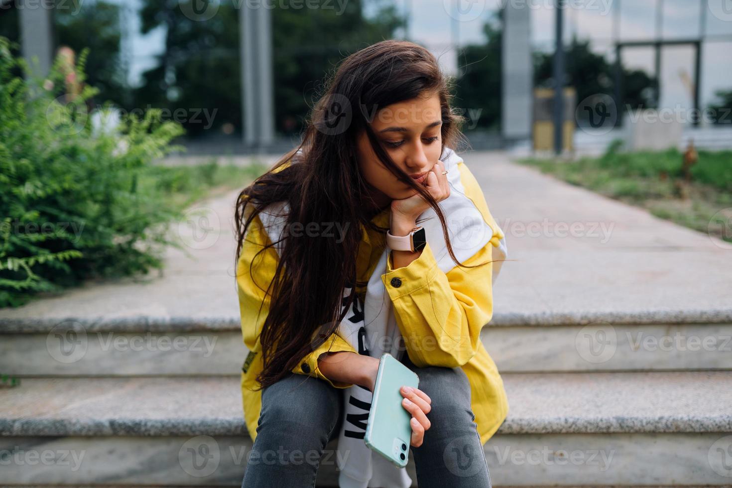 portrait de jolie belle jeune femme s'amusant et posant à l'extérieur. photo