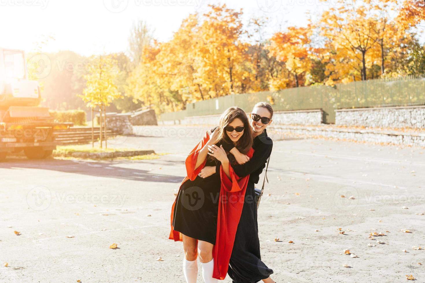 portrait deux belles copines heureuses dans le parc. photo