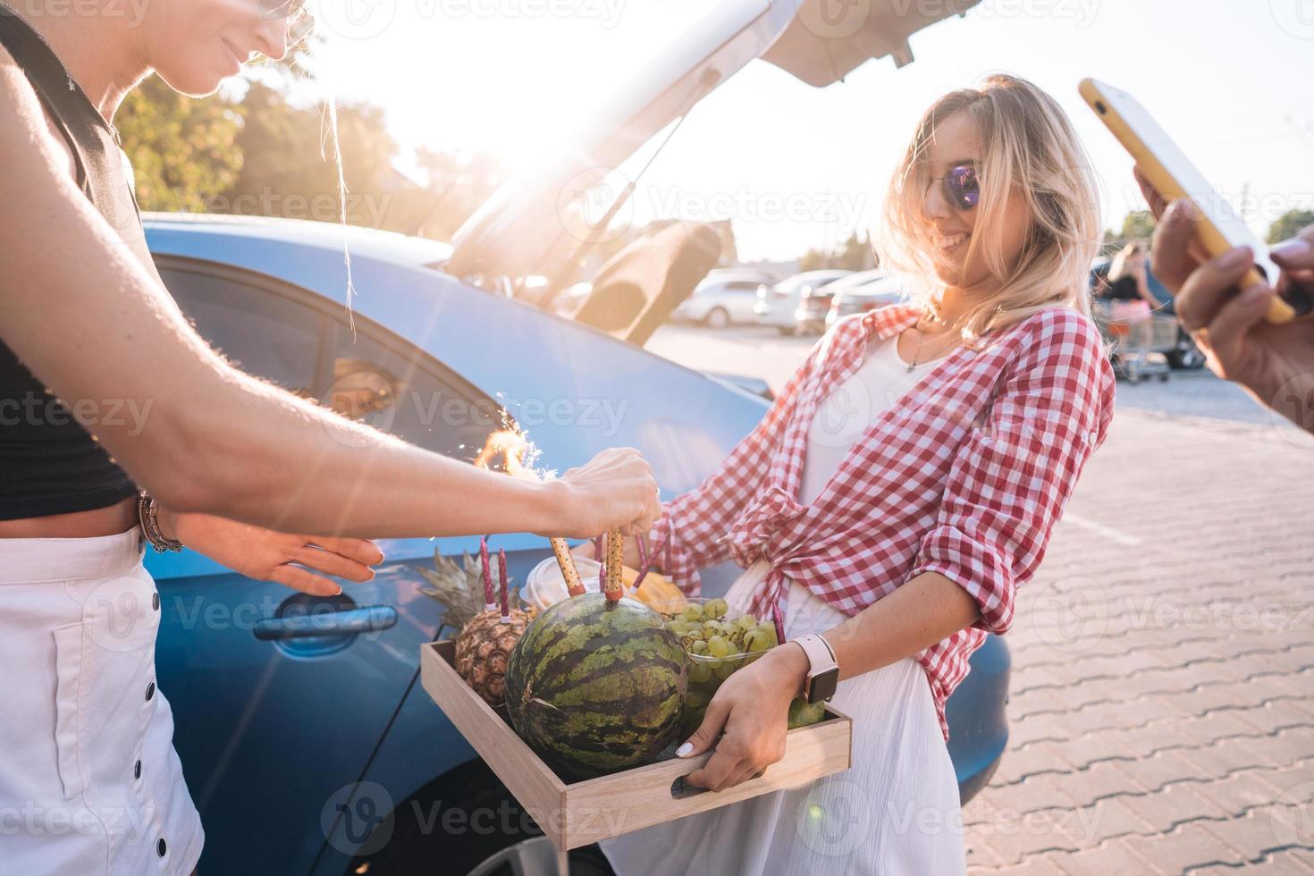 les filles tiennent un plateau de fruits et préparent un feu d'artifice festif. photo