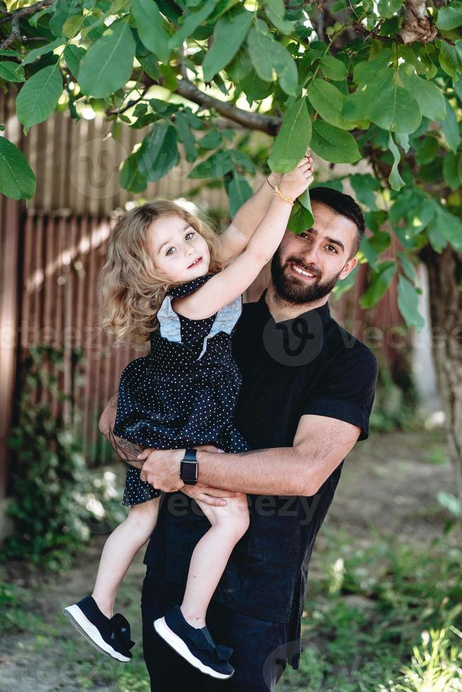 papa tient sa petite fille dans ses bras photo