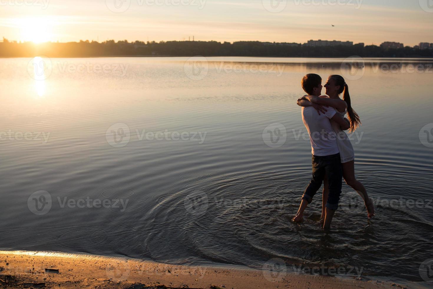 couple au lever du soleil sur la plage photo