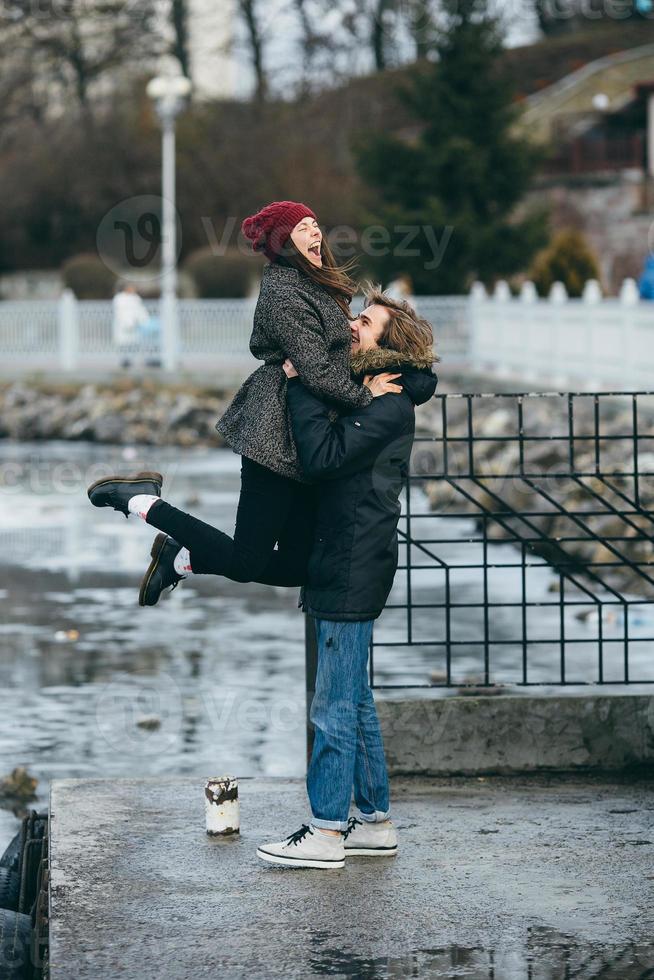 beau couple s'amusant sur la jetée photo