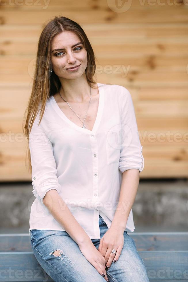 fille posant sur fond d'un mur en bois photo