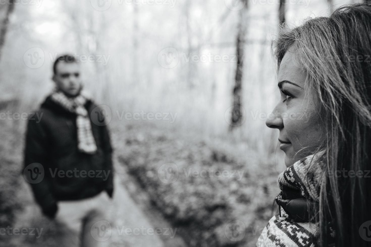 couple marchant sur un parc d'hiver photo