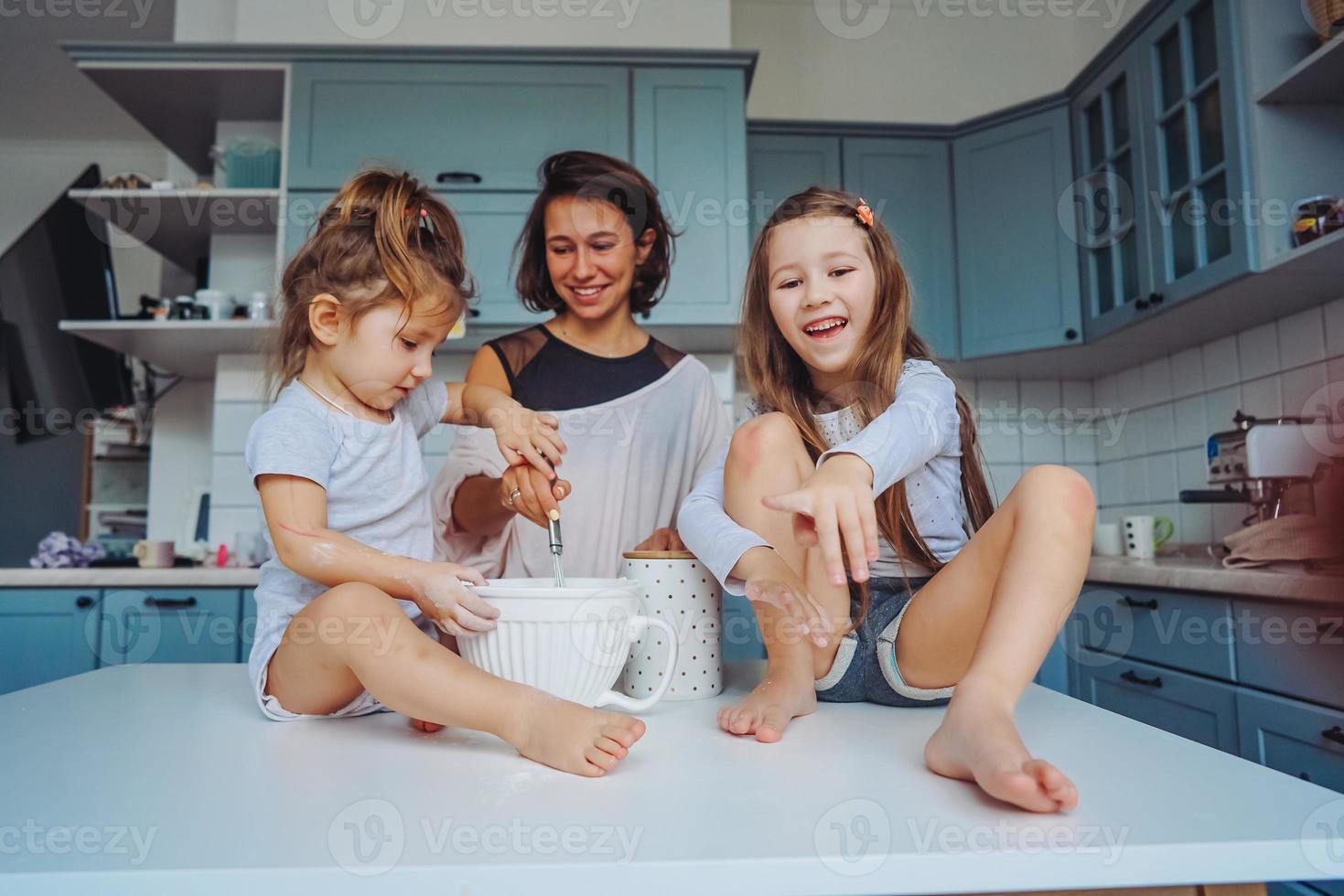 famille heureuse cuisiner ensemble dans la cuisine photo