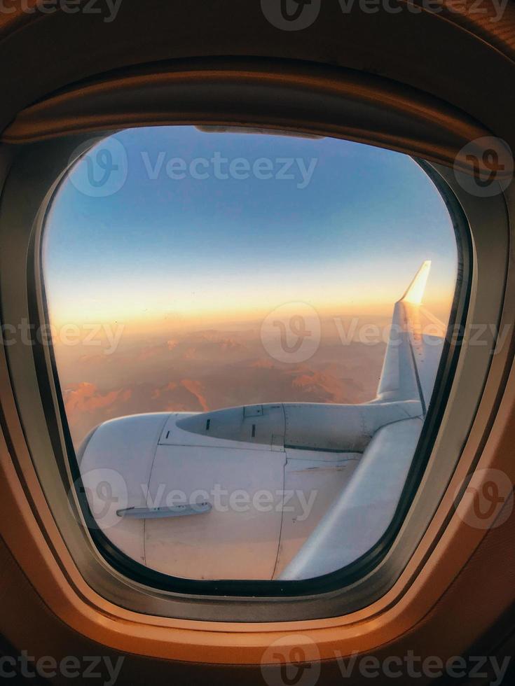 vue par le hublot de l'avion photo