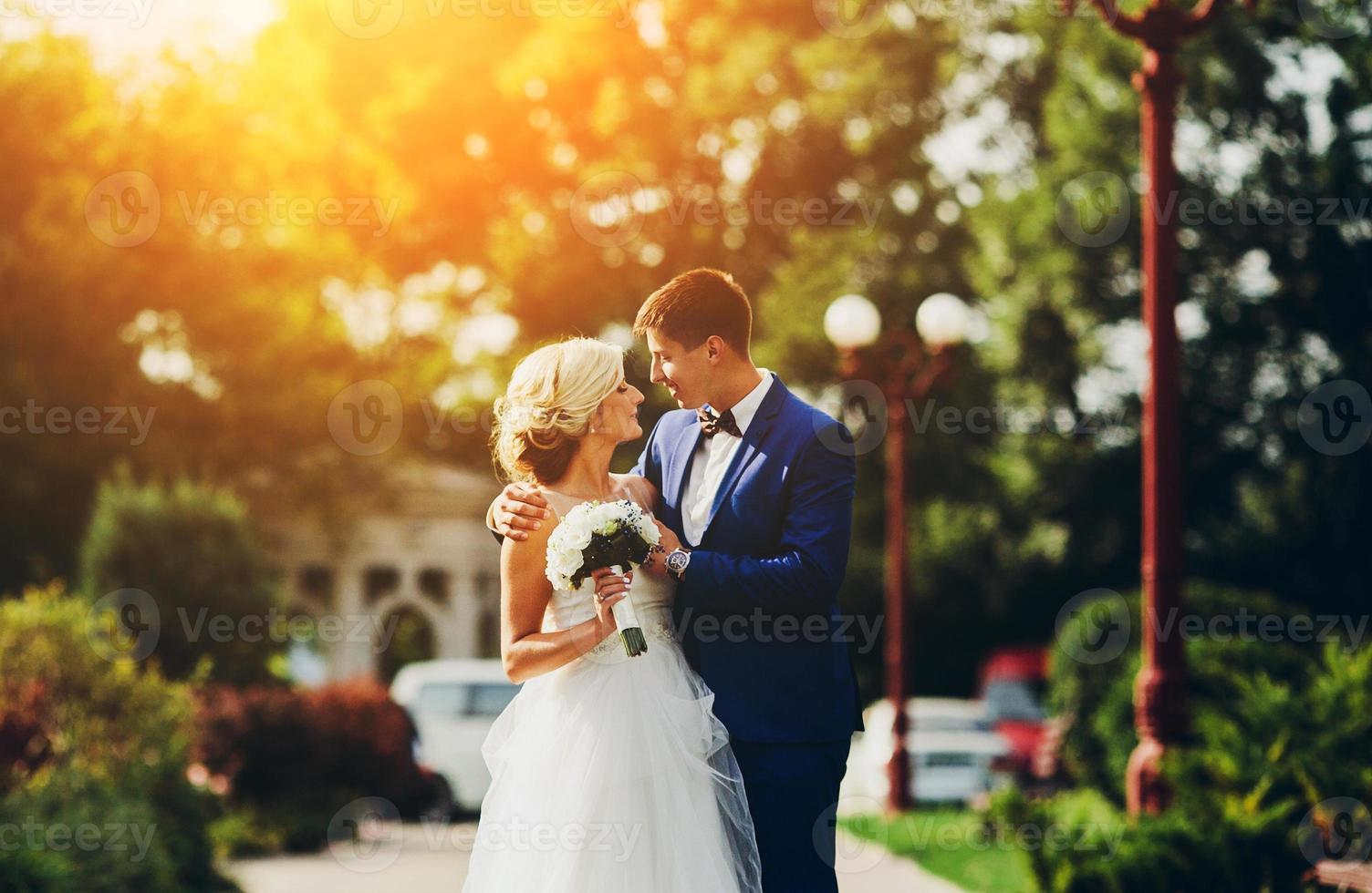 beau couple de mariage marchant photo