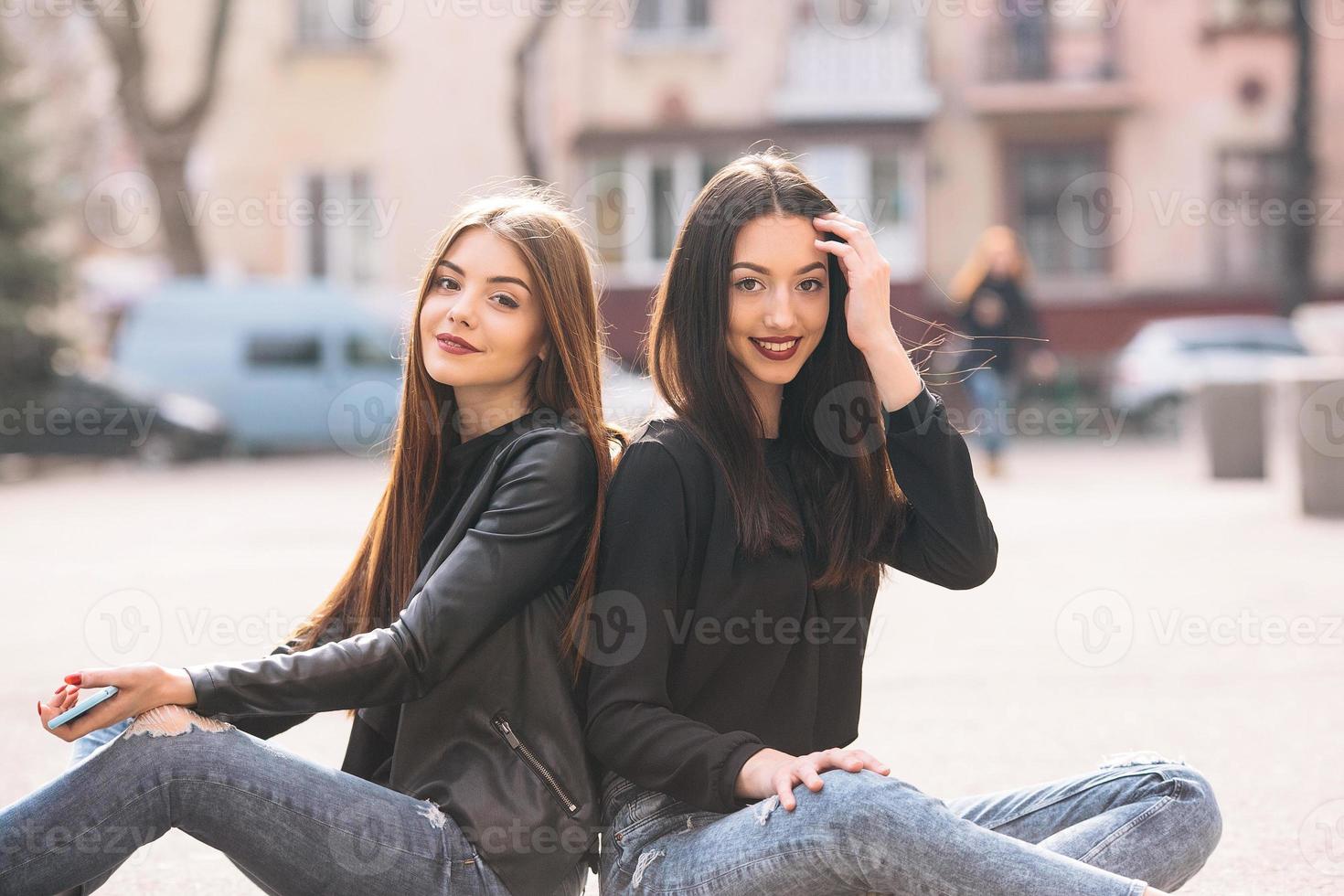 deux jeunes filles adultes photo