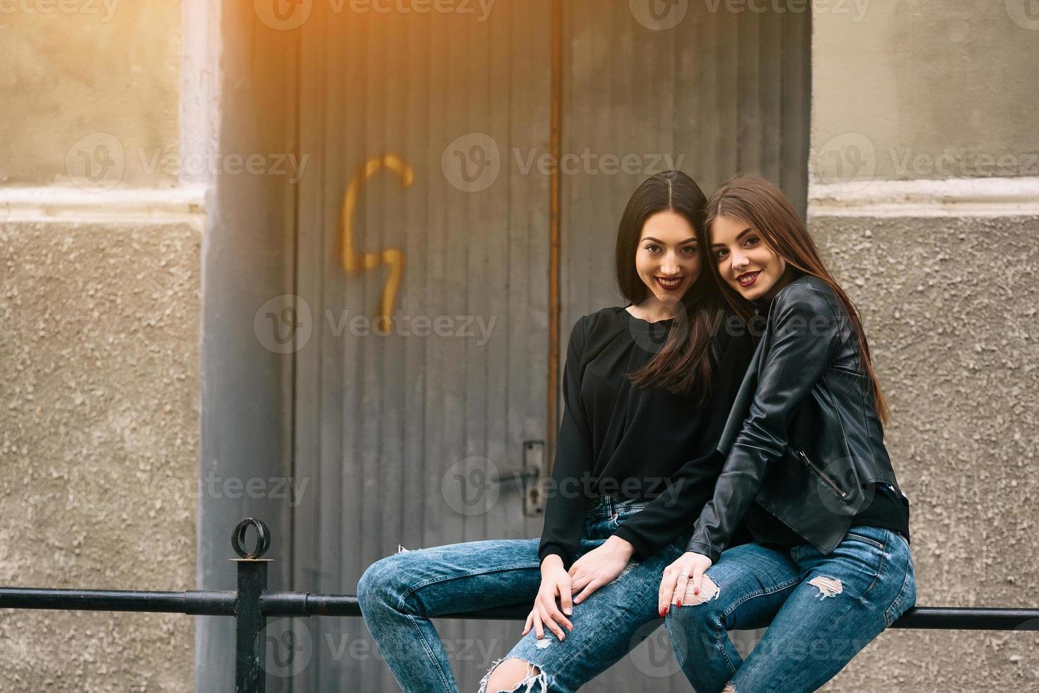 deux jeunes filles adultes photo