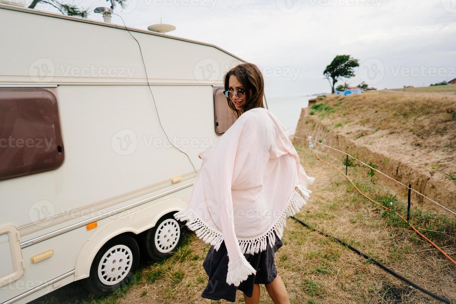 belle, jeune fille posant sur un marin de plage sauvage à la camionnette photo