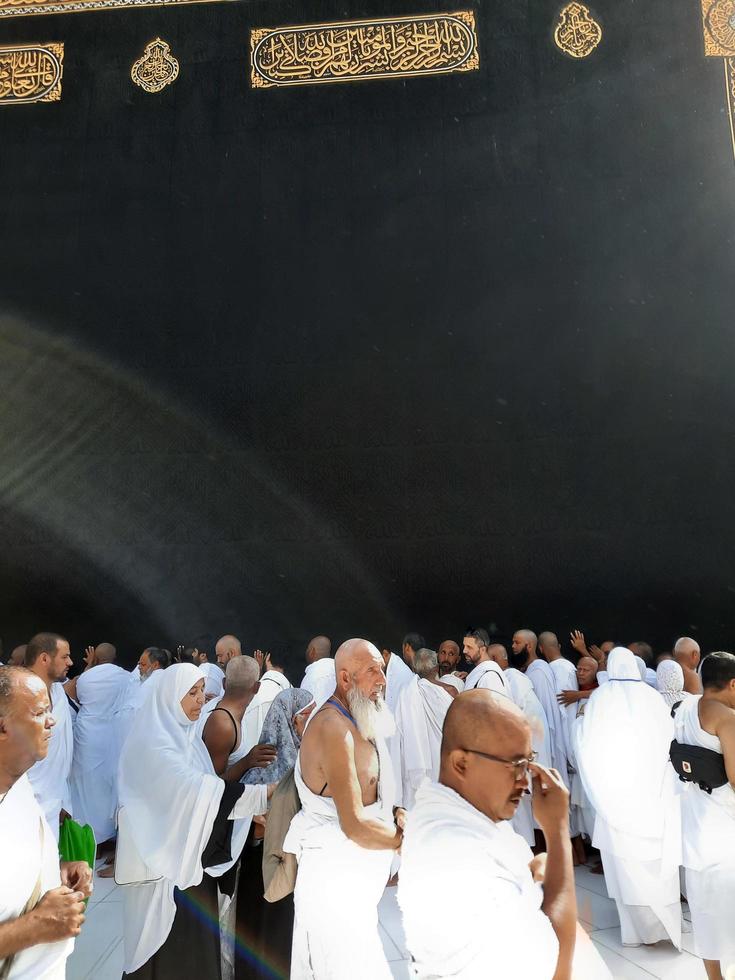 mecque, arabie saoudite, septembre 2022 - des pèlerins du monde entier exécutent le tawaf à masjid al haram à la mecque. photo