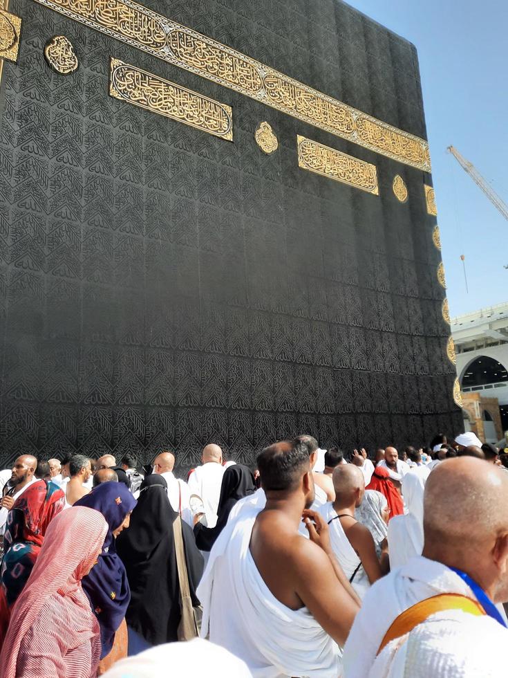 mecque, arabie saoudite, septembre 2022 - des pèlerins du monde entier exécutent le tawaf à masjid al haram à la mecque. photo