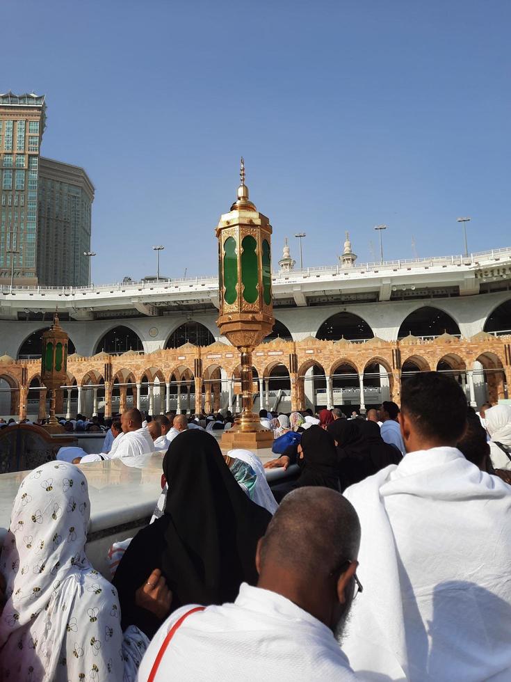 mecque, arabie saoudite, septembre 2022 - des pèlerins du monde entier exécutent le tawaf à masjid al haram à la mecque. photo