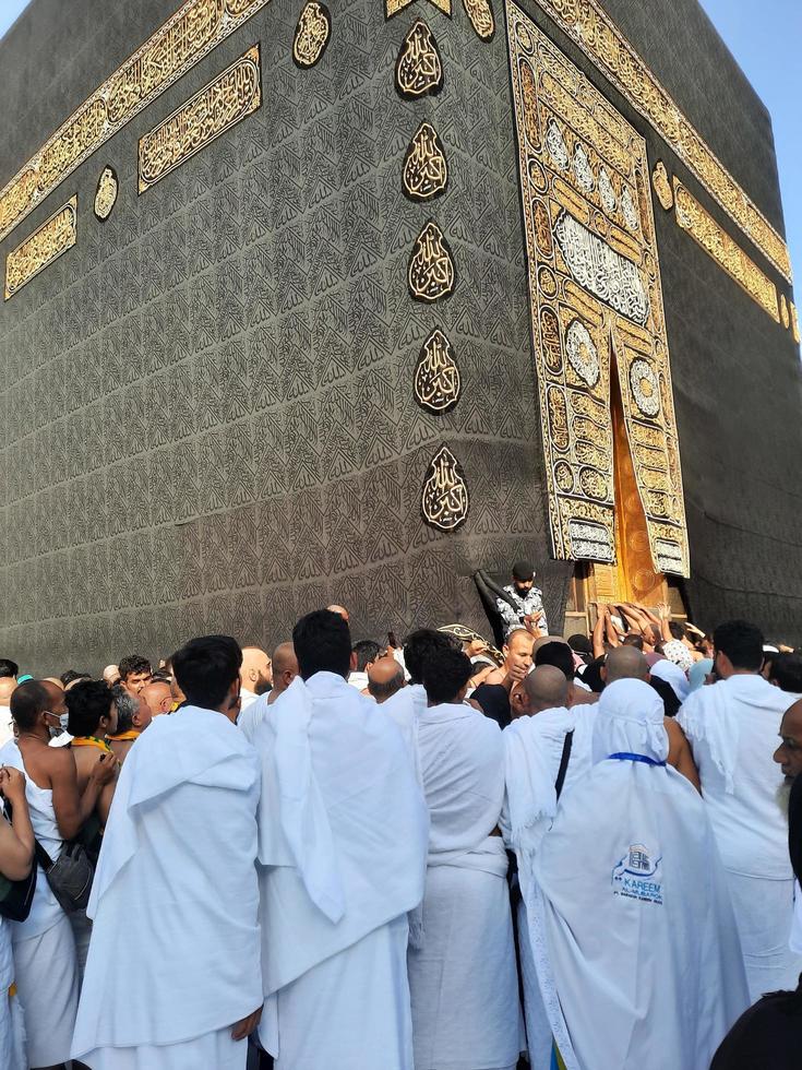 la mecque, arabie saoudite, septembre 2022 - un grand nombre de pèlerins près de la porte de la kaaba à masjid al-haram, la mecque. photo