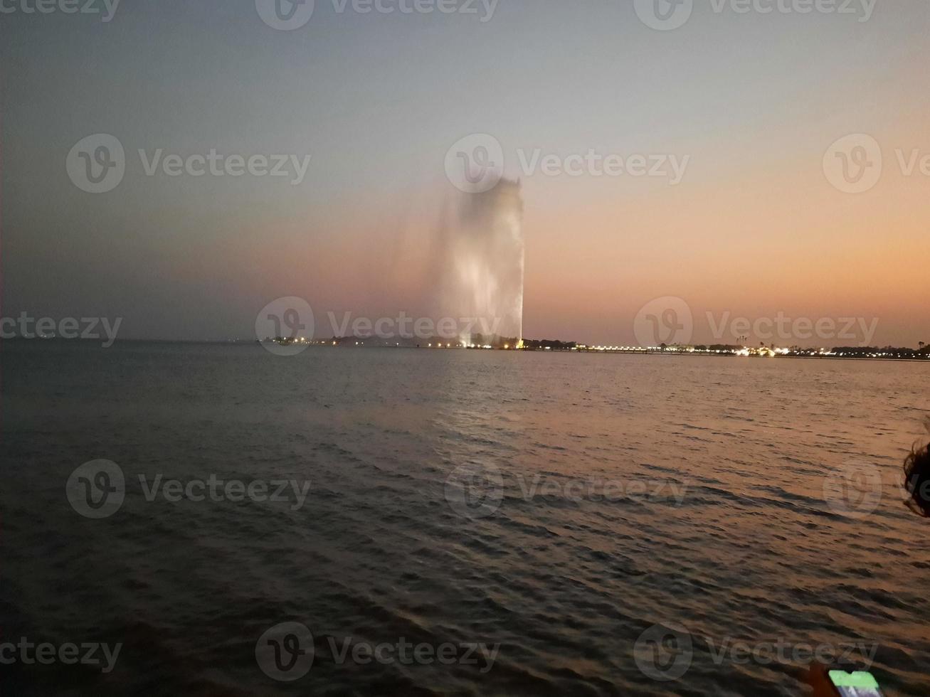 beau coucher de soleil à jeddah, corniche. la corniche de jeddah, également connue sous le nom de front de mer de jeddah, est une zone côtière de la ville de jeddah, en arabie saoudite. situé le long de la mer rouge. photo