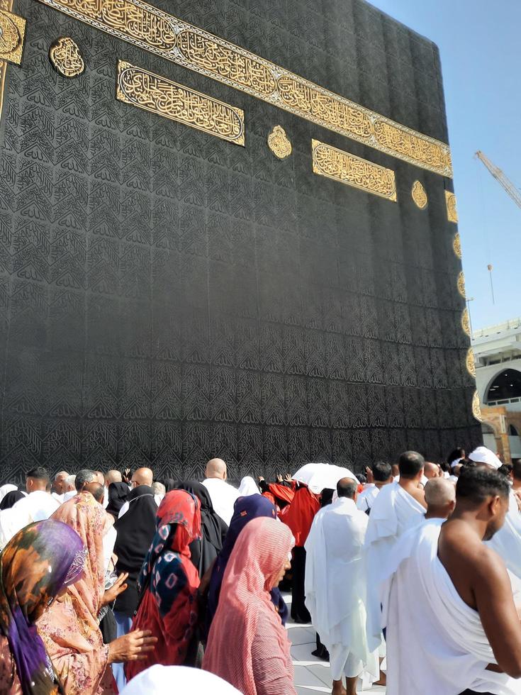 mecque, arabie saoudite, septembre 2022 - des pèlerins du monde entier exécutent le tawaf à masjid al haram à la mecque. photo