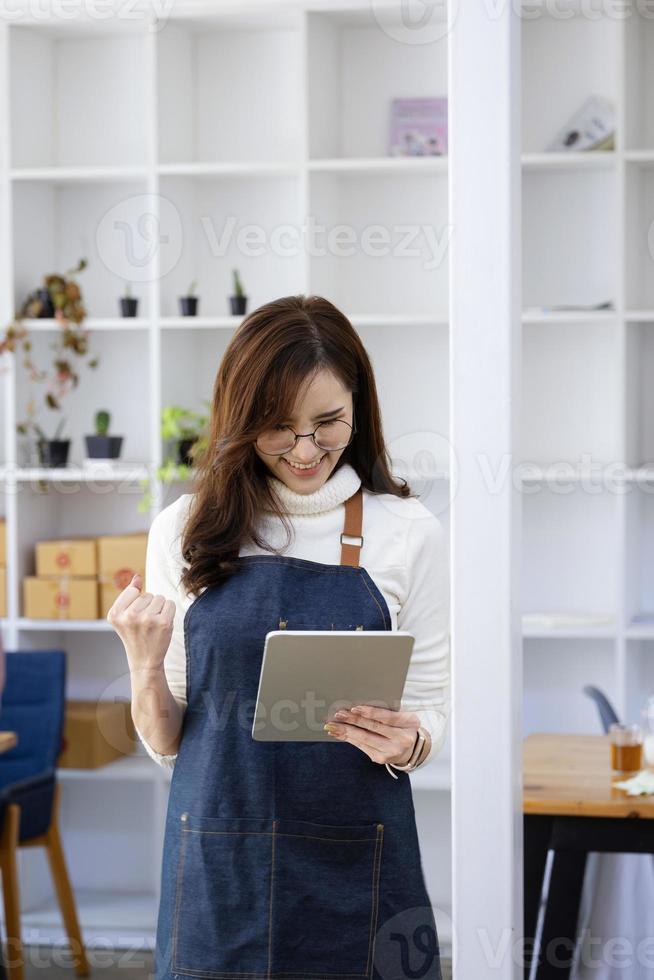 propriétaires de petites entreprises en démarrage et entrepreneurs de PME rayonnant de joie de voir leurs revenus dépasser leurs attentes sur les onglets. photo