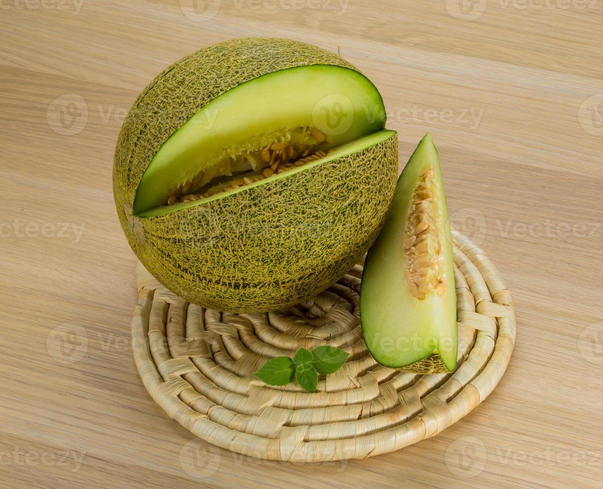 melon sur planche de bois et fond en bois photo