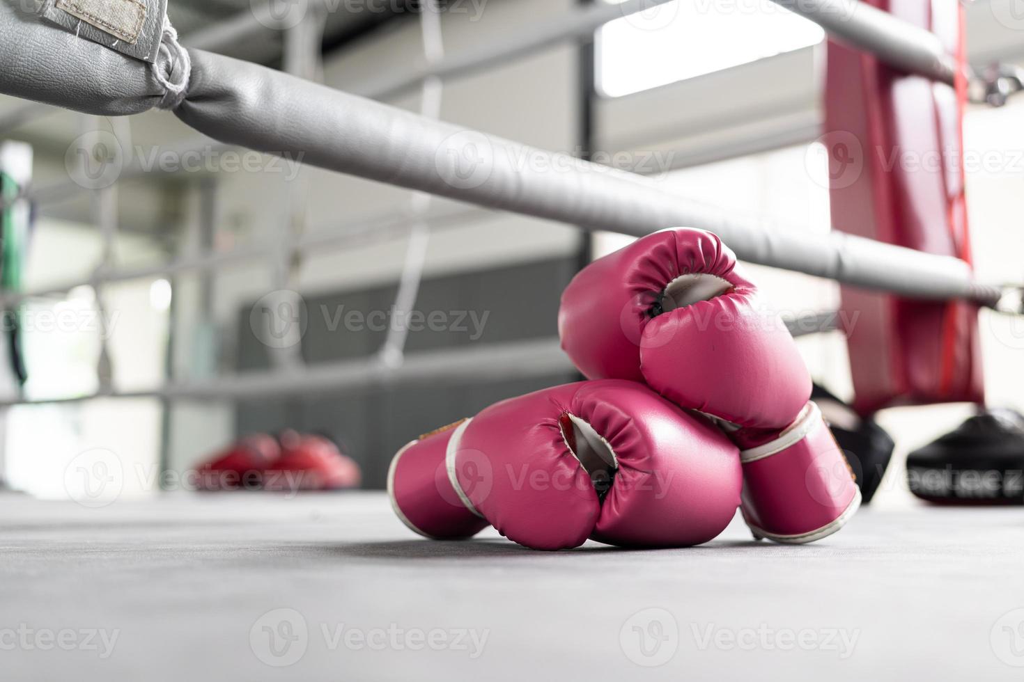 gants de boxe roses pour fille et femme se battent avec espace de copie. photo