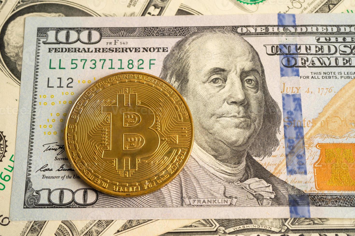 bitcoin d'or sur les billets en dollars américains pour l'échange électronique mondial d'argent virtuel, blockchain, cryptocurrency photo