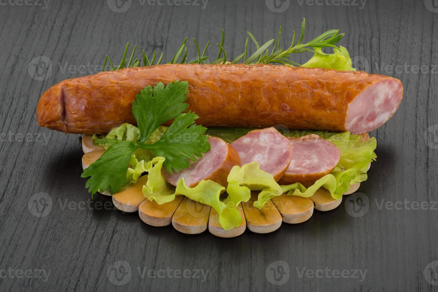 saucisse sur planche de bois et fond en bois photo