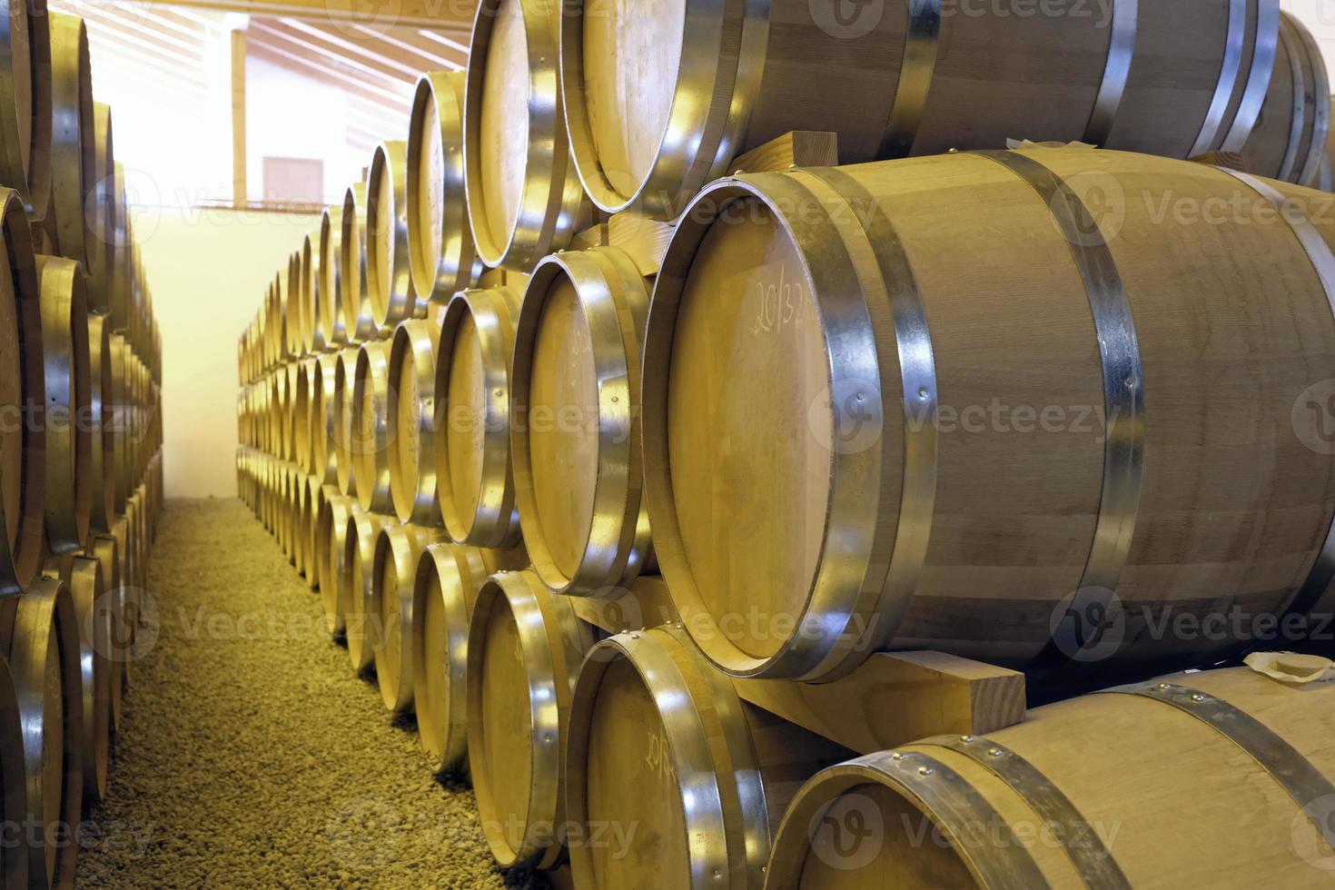 Fûts empilés dans une distillerie de whisky photo