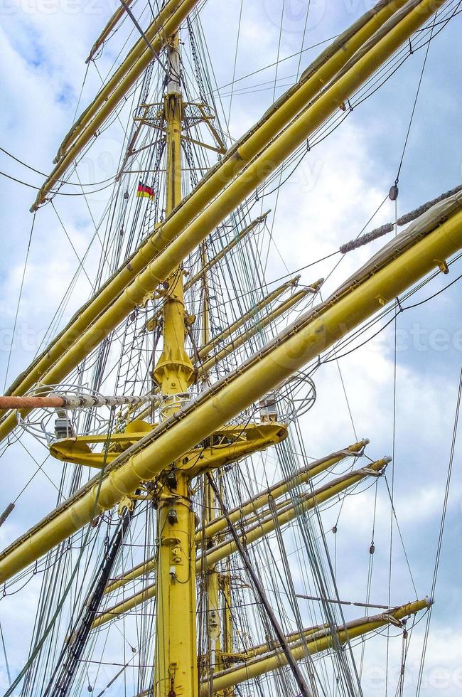 détails équipement ancre quai guidon mât navires bateaux bremerhaven allemagne. photo