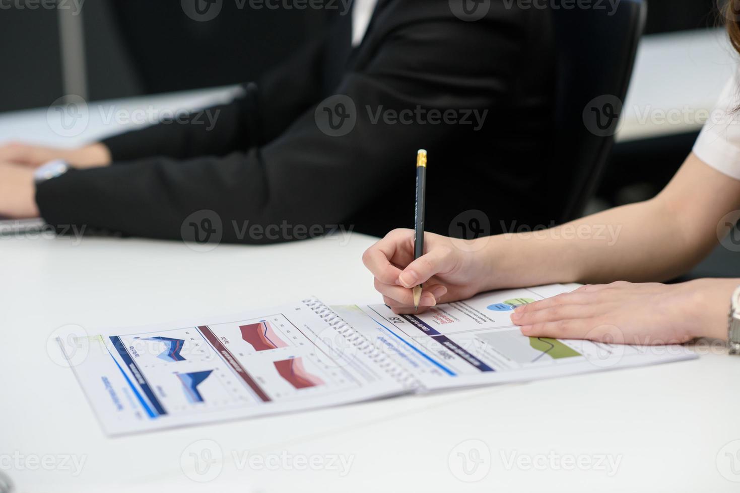 jeunes gens d'affaires dans la salle de réunion au bureau photo