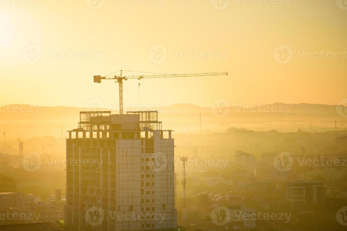 chantier de construction à l'heure du lever du soleil photo