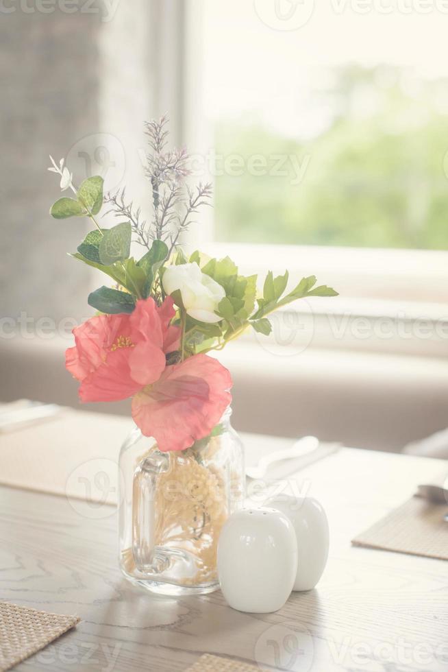 design d'intérieur de salon moderne avec vase à fleurs artificielles photo