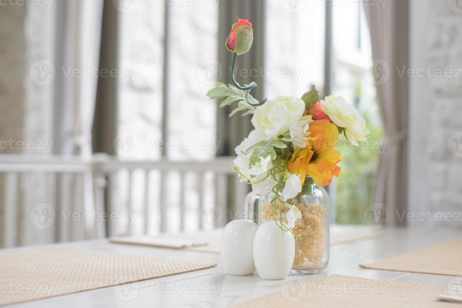 design d'intérieur de salon moderne avec vase à fleurs artificielles photo