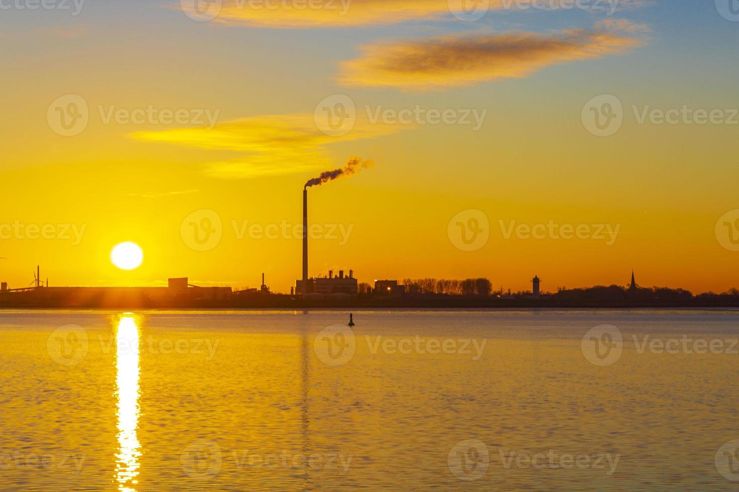 beau coucher de soleil doré coloré côte de la mer du nord bremerhaven à nordenham. photo