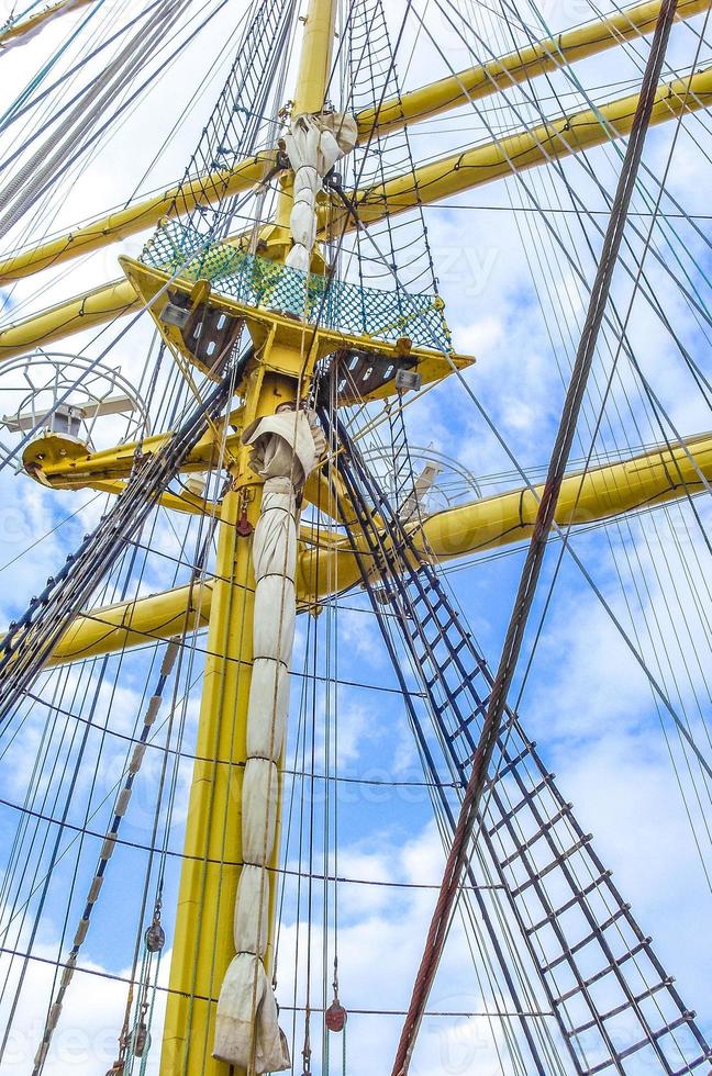 détails équipement ancre quai guidon mât navires bateaux bremerhaven allemagne. photo