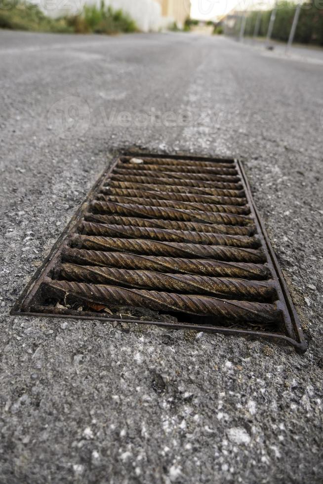 égout métallique dans la rue photo