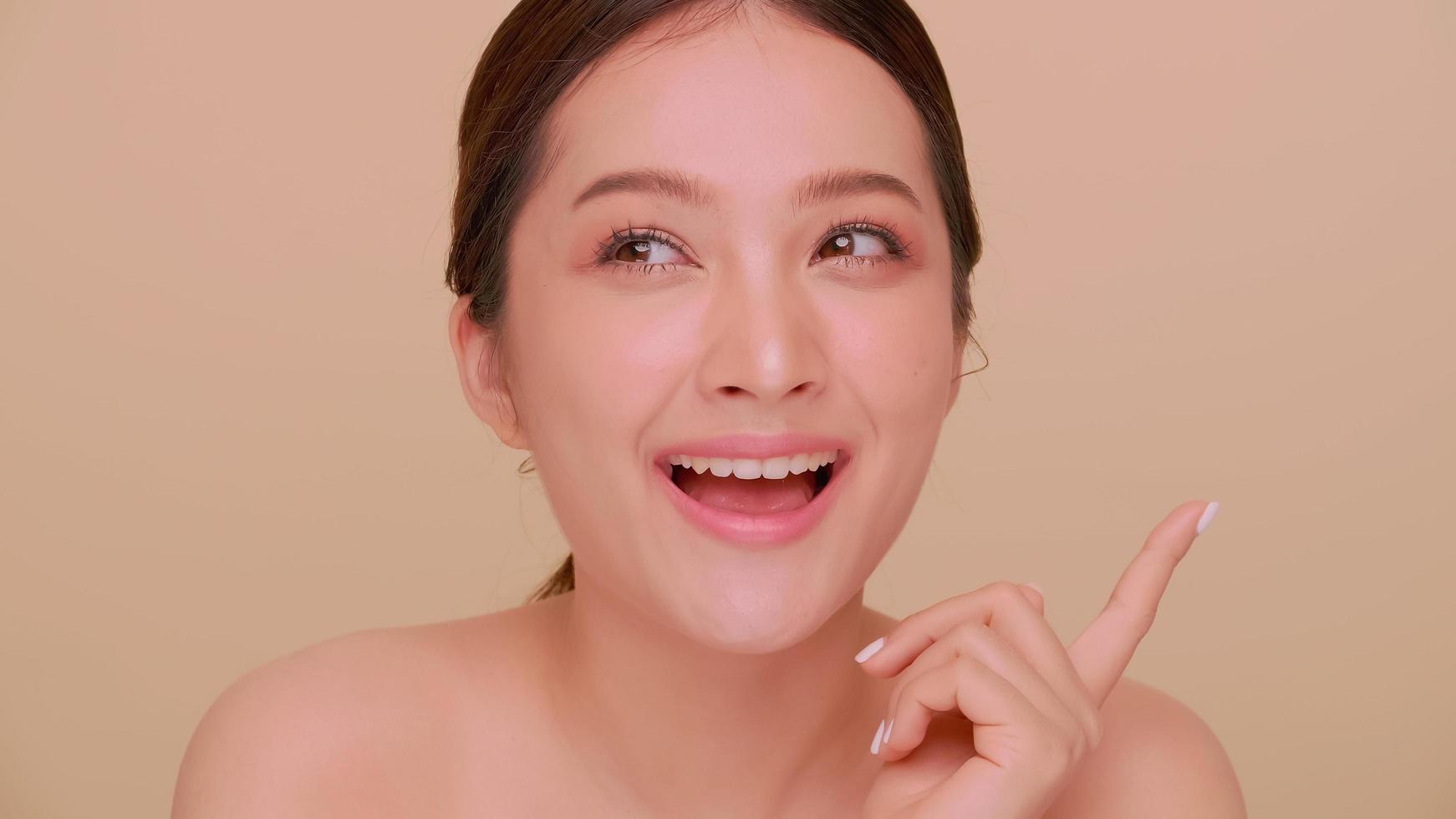 beau visage de jeune femme asiatique à la peau naturelle. portrait de jolie fille avec un maquillage doux et une peau parfaitement belle. photo