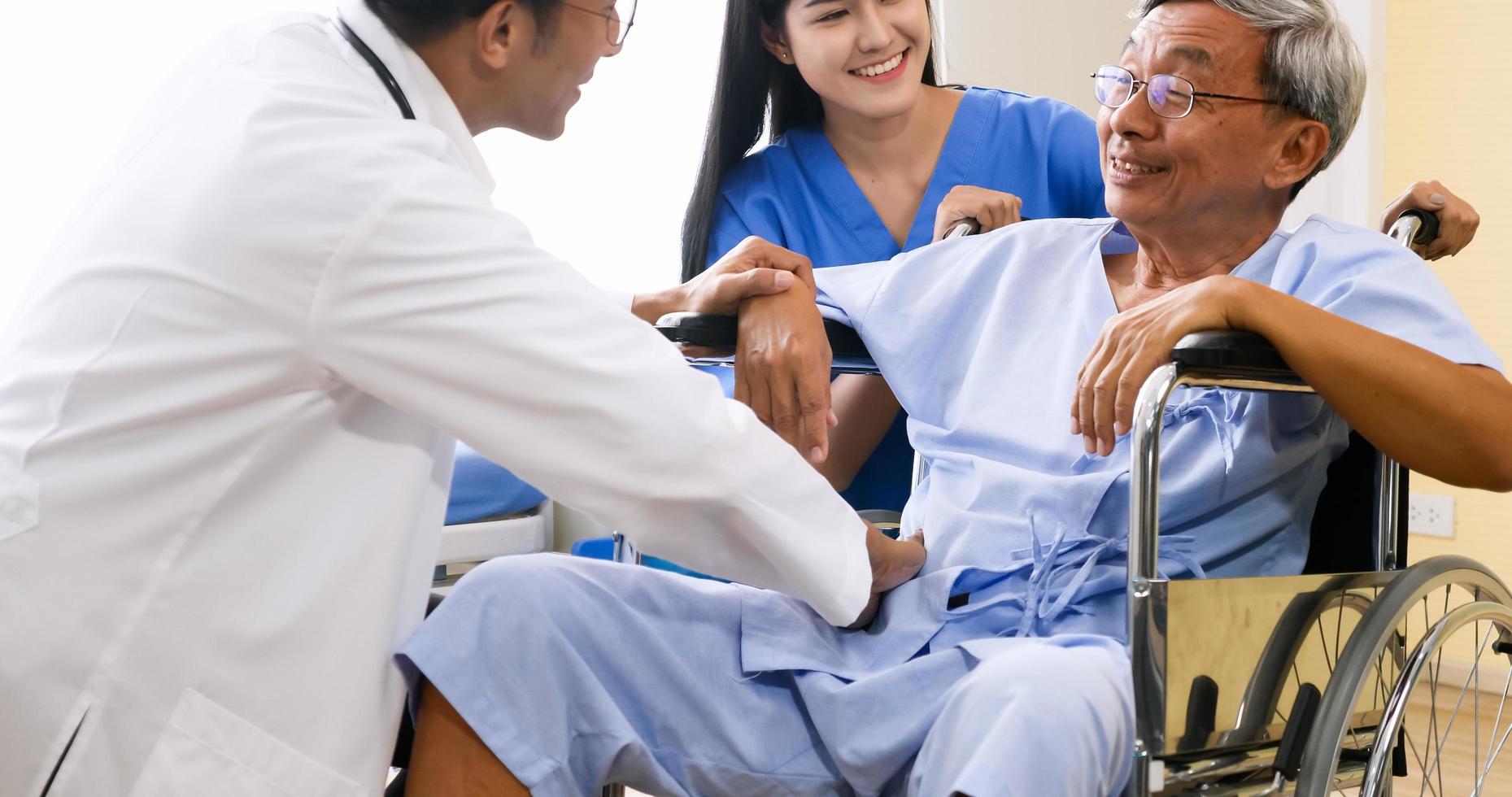 médecin et infirmière prenant soin d'un patient adulte dans une chambre d'hôpital. photo