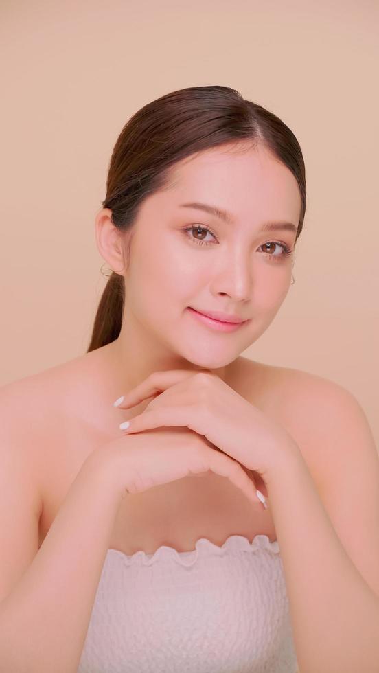 beau visage de jeune femme asiatique à la peau naturelle. portrait de jolie fille avec un maquillage doux et une peau parfaitement belle. photo