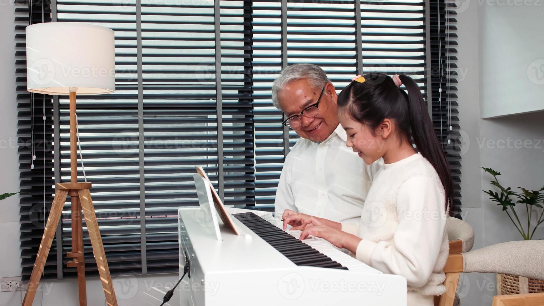 Une Petite Fille Joue Du Piano électrique