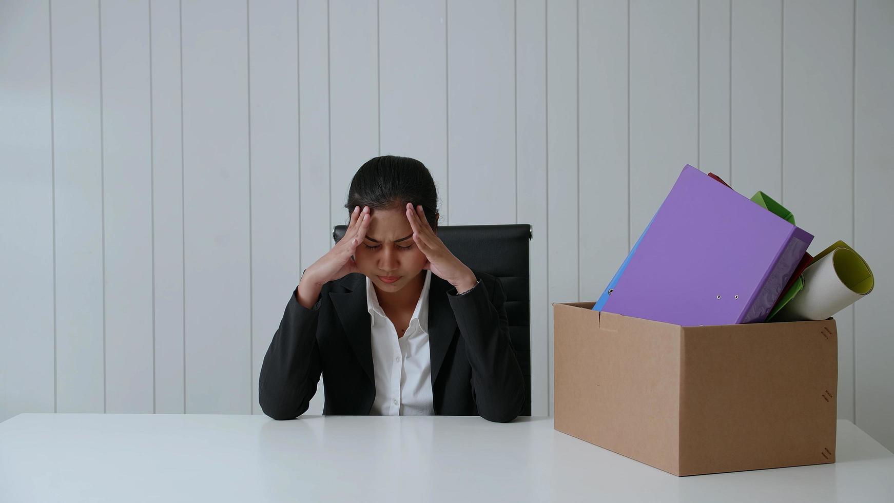 la jeune femme d'affaires est stressée parce qu'elle a été licenciée de son travail. photo