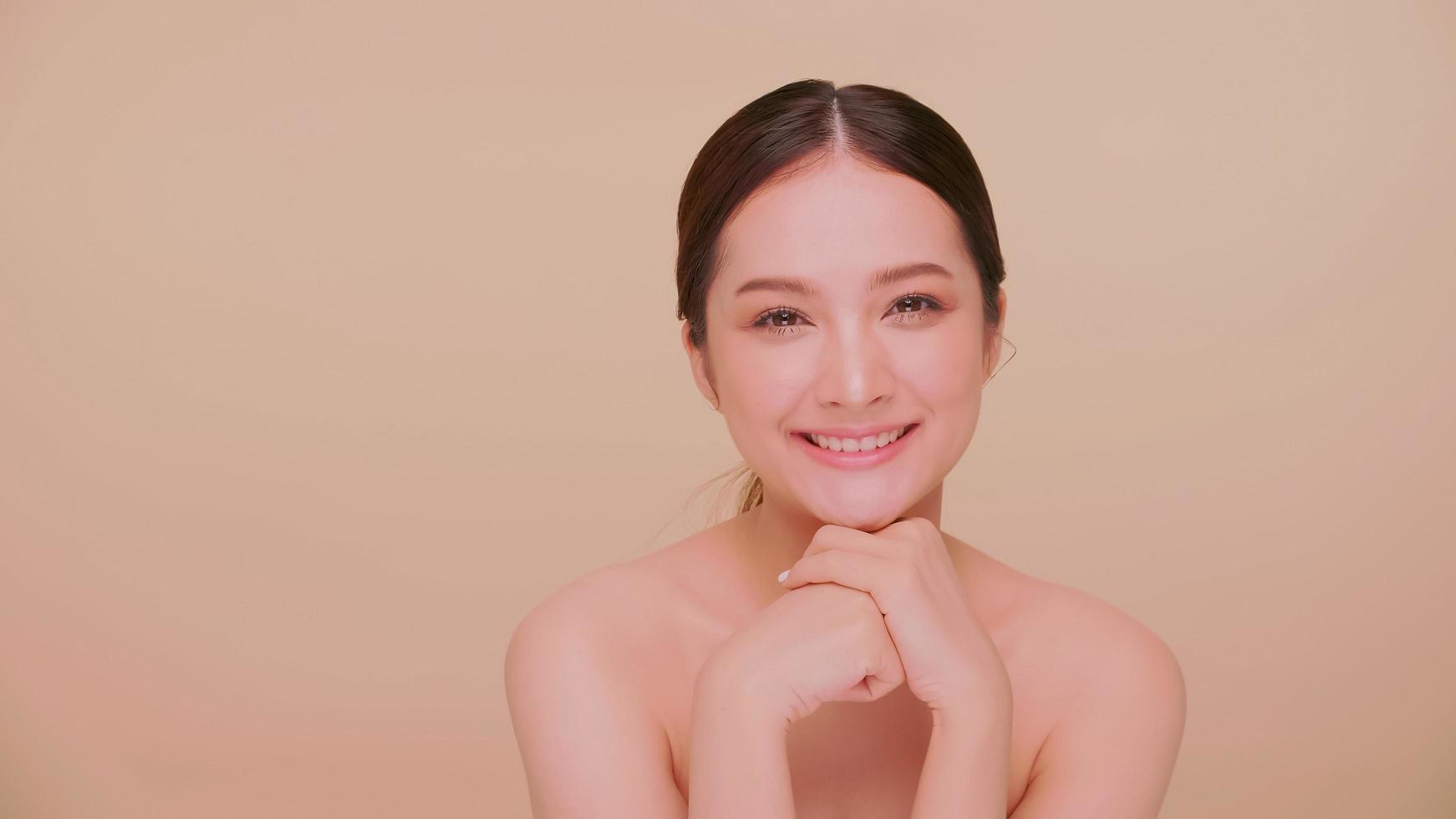 beau visage de jeune femme asiatique à la peau naturelle. portrait de jolie fille avec un maquillage doux et une peau parfaitement belle. photo