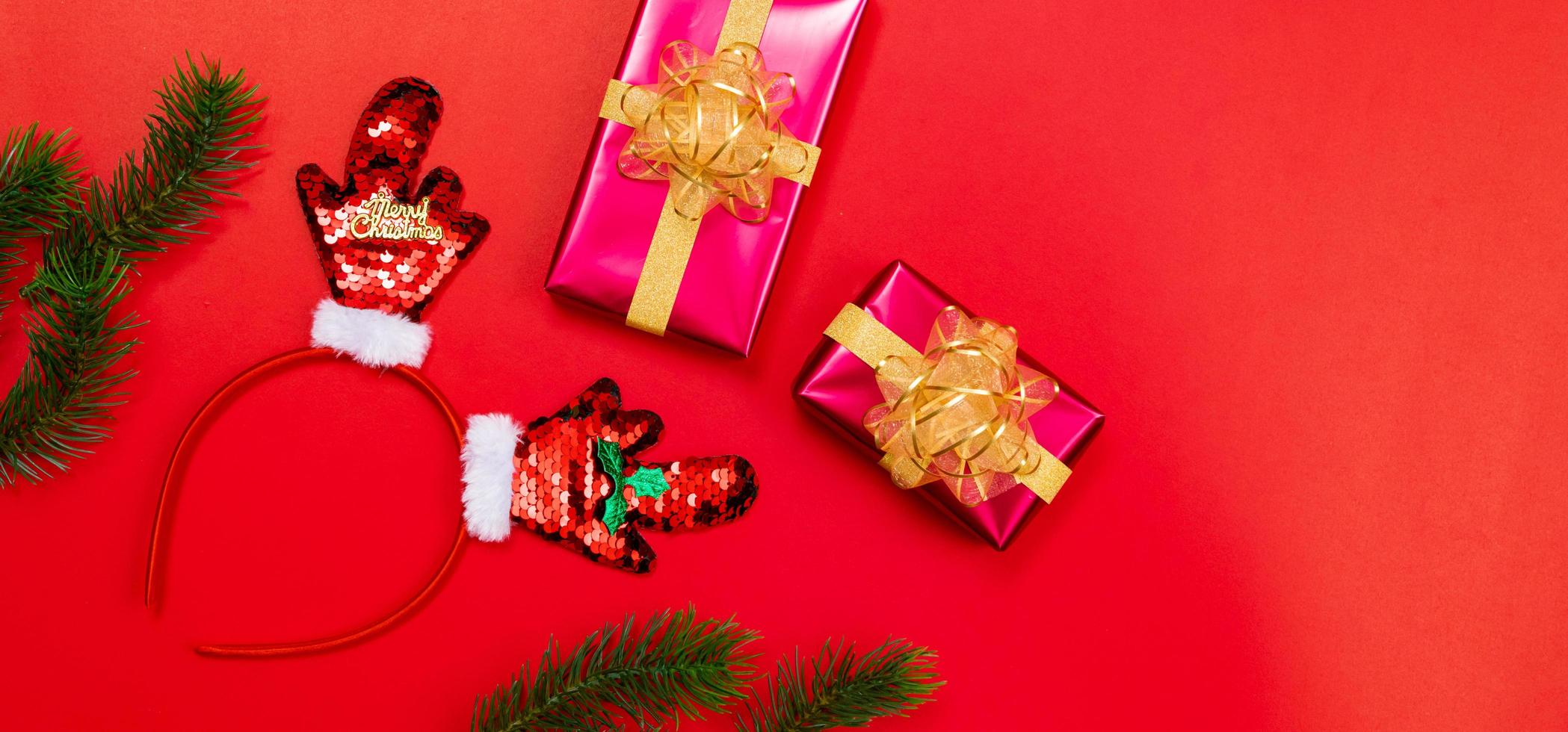 concept de fond de Noël. vue de dessus de la boîte-cadeau de noël boules d'or avec des branches d'épinette, bandeau de noël photo