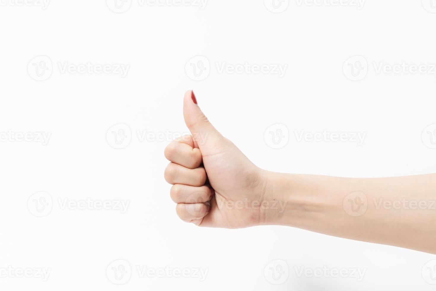 une main de femme dans un geste de symbole comme sur un fond blanc photo