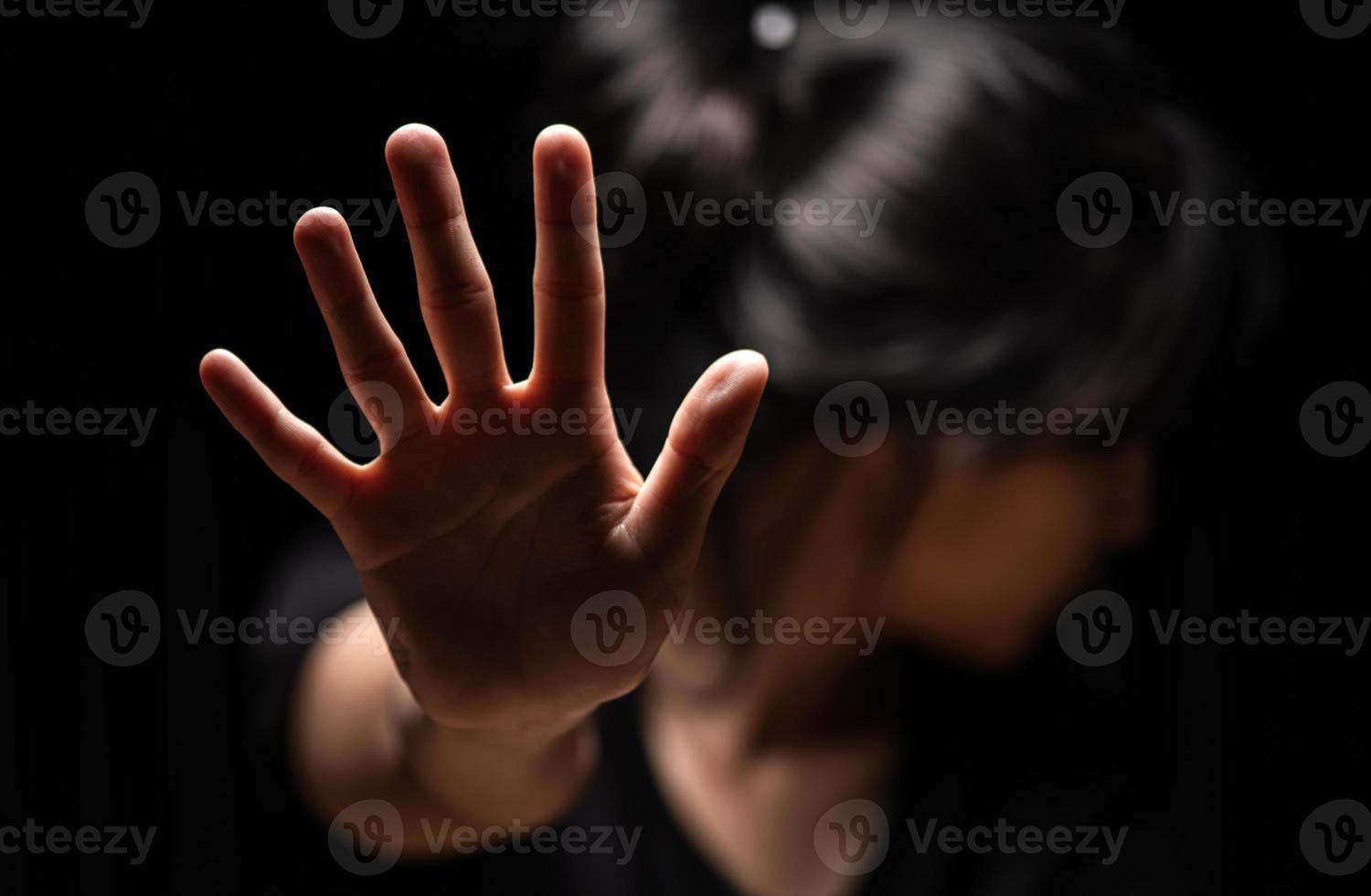 femme avec sa main tendue signalant d'arrêter photo