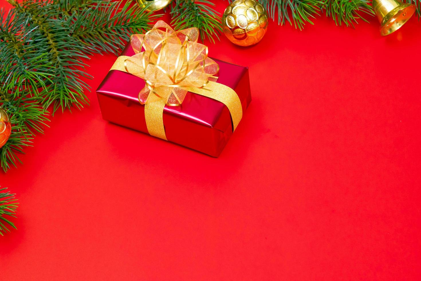 concept de fond de noël. vue de dessus de boules d'or de boîte-cadeau de noël avec des branches d'épinette photo