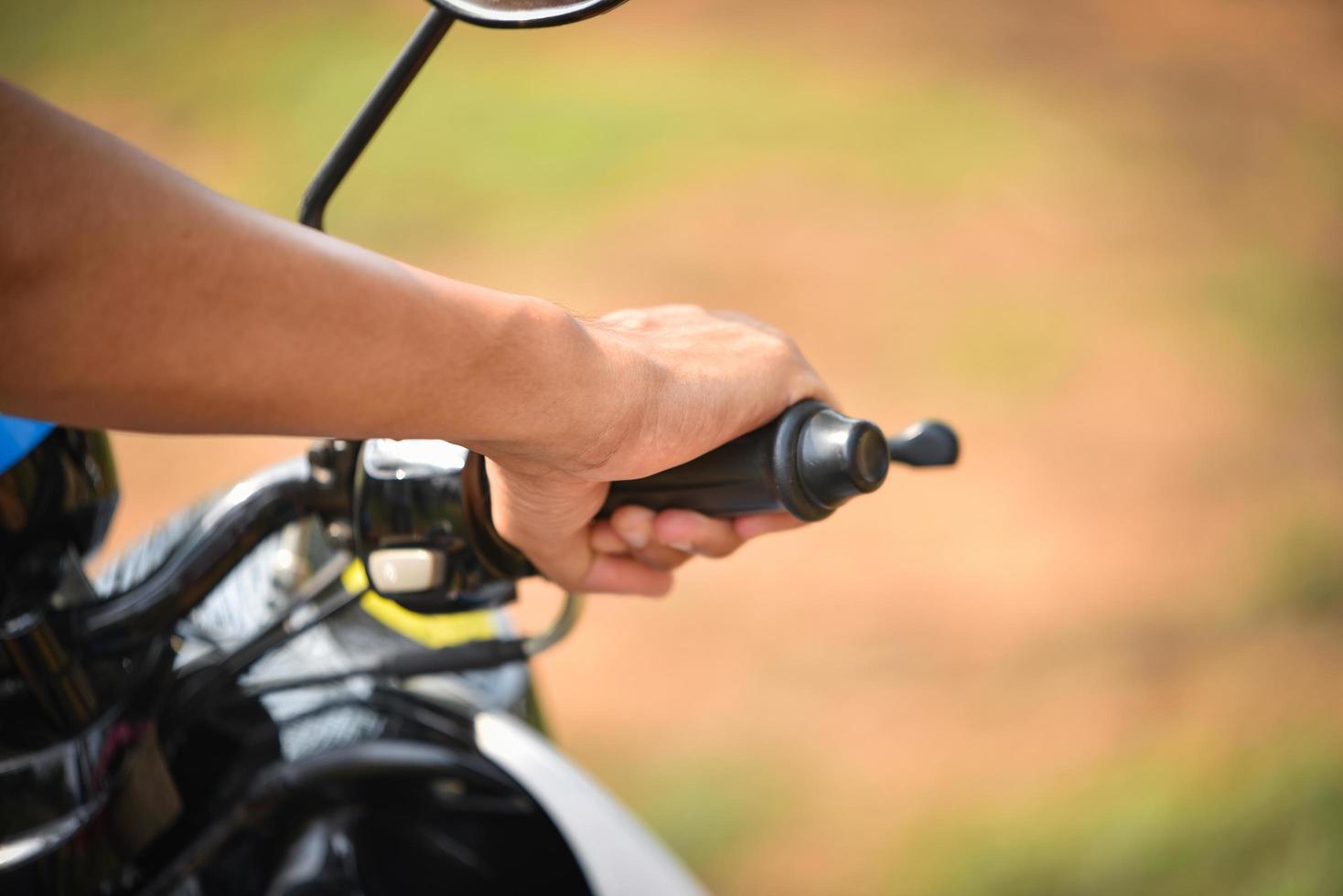 Motard moto à la main au volant de balades à moto photo