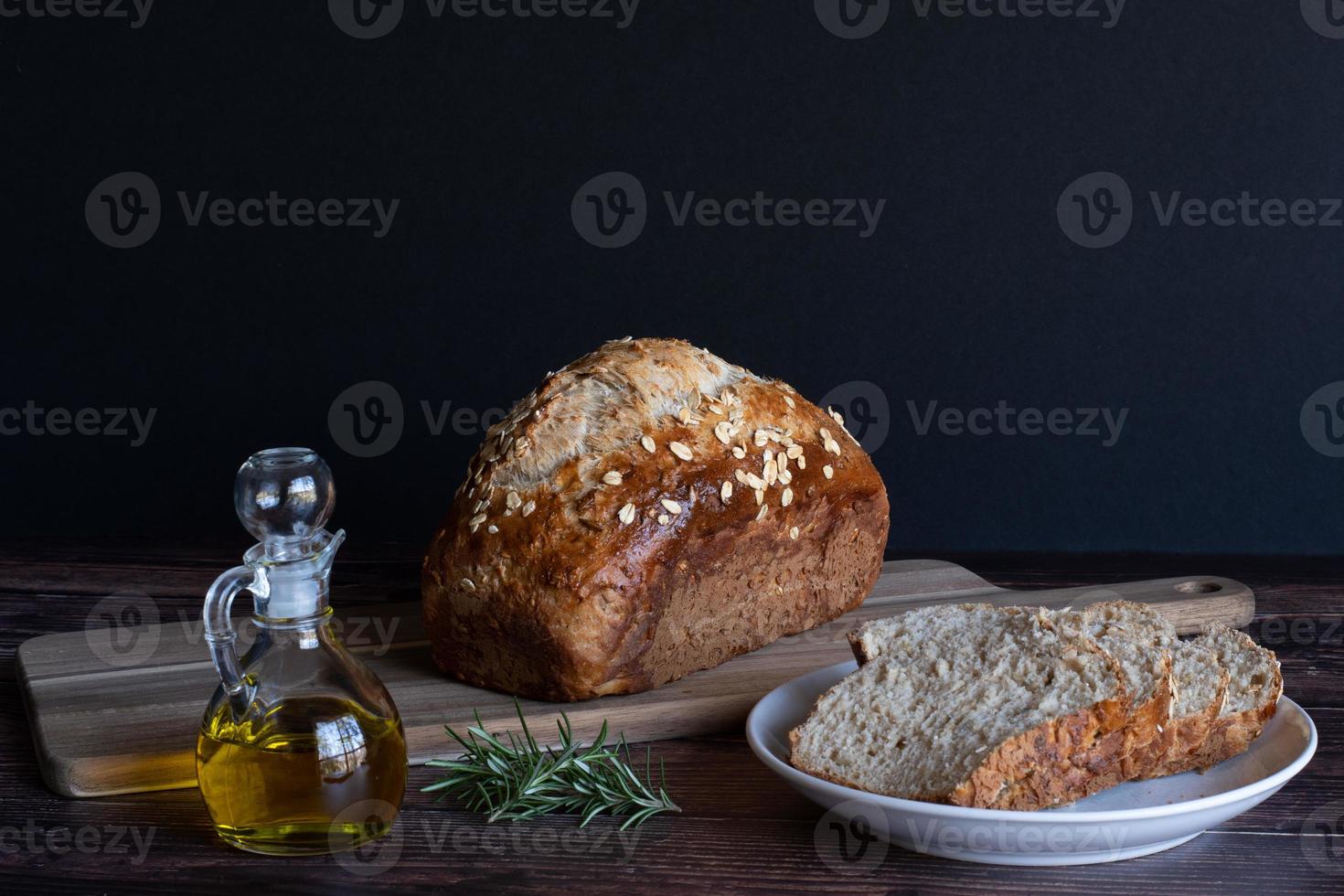 pain maison prêt à tremper dans l'huile d'olive. photo