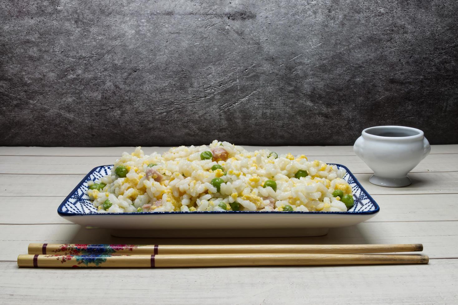 riz cantonais oriental sur une table en bois photo