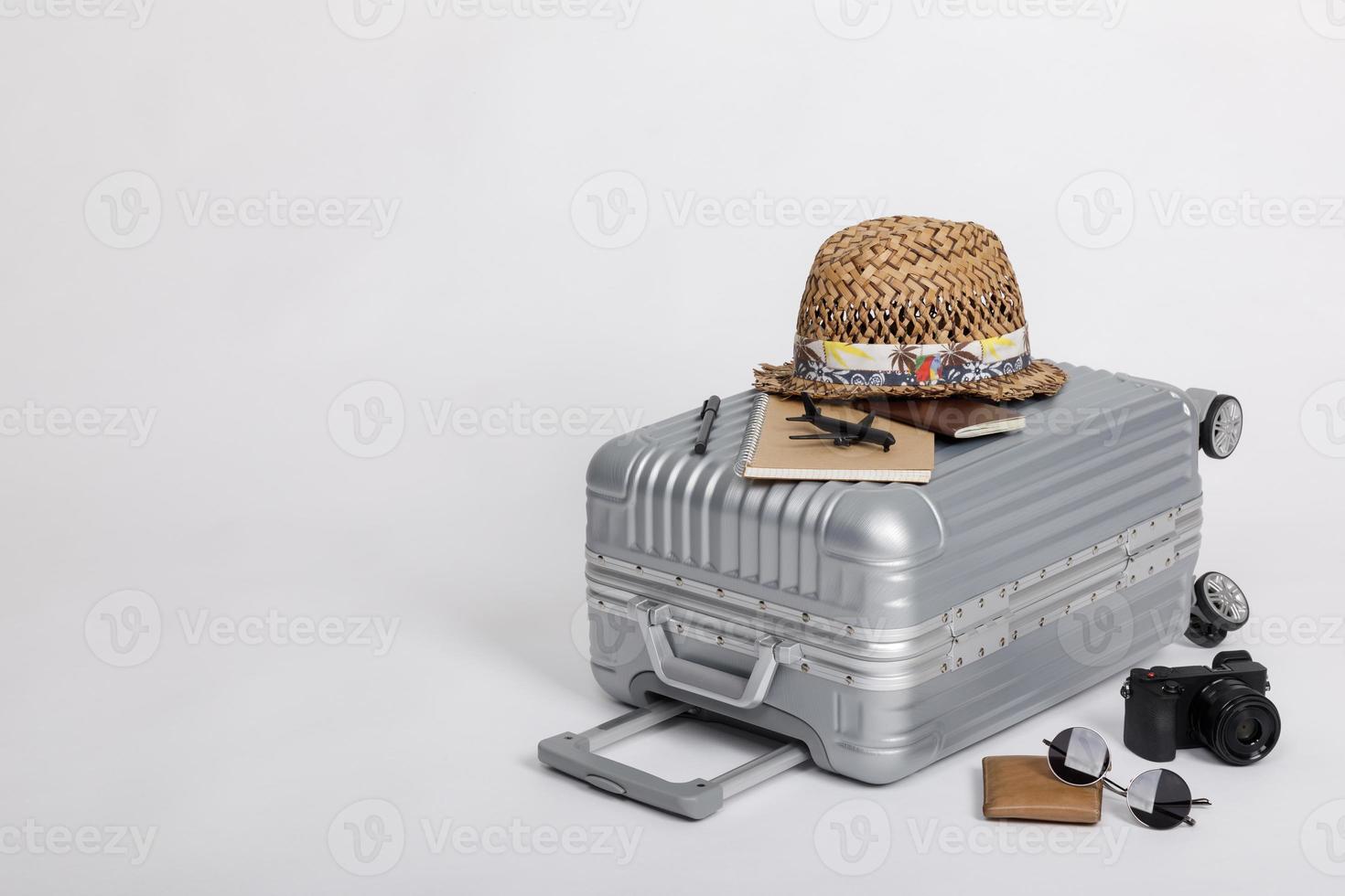 bagages de voyage avec passeport, appareil photo, chapeau, portefeuille, jouet d'avion isolé sur fond blanc avec espace de copie, fond de concept de voyage photo