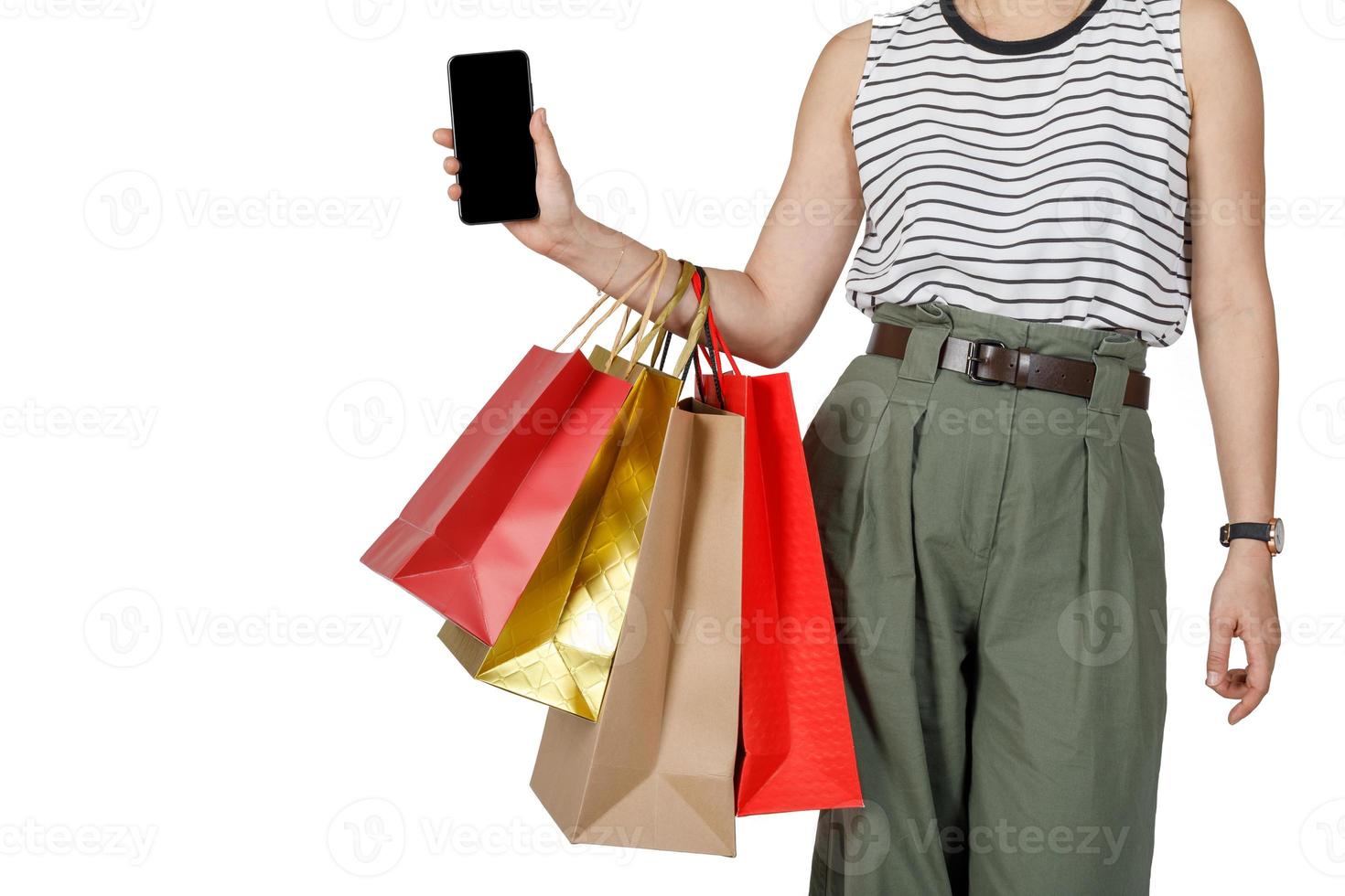 femme commerçante tenant des sacs à provisions et un smartphone, isolée sur fond de studio blanc avec espace de copie, concept de mode de vie de marketing numérique e-commerce photo