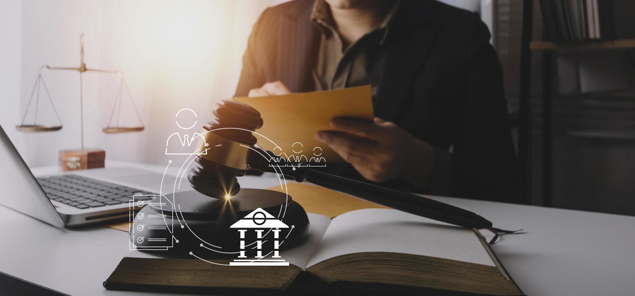 concept de justice et de droit. juge masculin dans une salle d'audience sur une table en bois et conseiller ou avocat masculin travaillant au bureau. concept de droit, de conseil et de justice juridique. photo